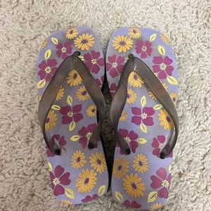 Very comfortable flip-flops with flower designs on them